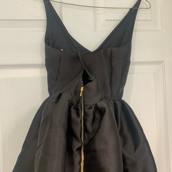 Short puffy black dress with crisscross straps - Picture 2 of 2